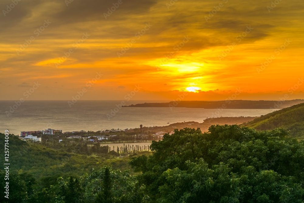 Fototapeta premium Sonnenuntergang an der Südküste bei Kenting, Hengchun Township, Landkreis Pingtung, Taiwan