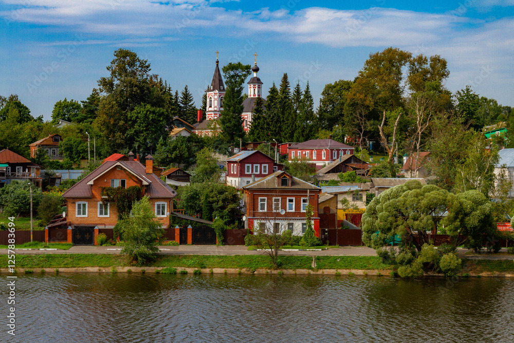 Naklejka premium Village houses and Il'inskaya church on the bank of Kelarsky Pond in Sergiev Posad, Moscow region, Russia.