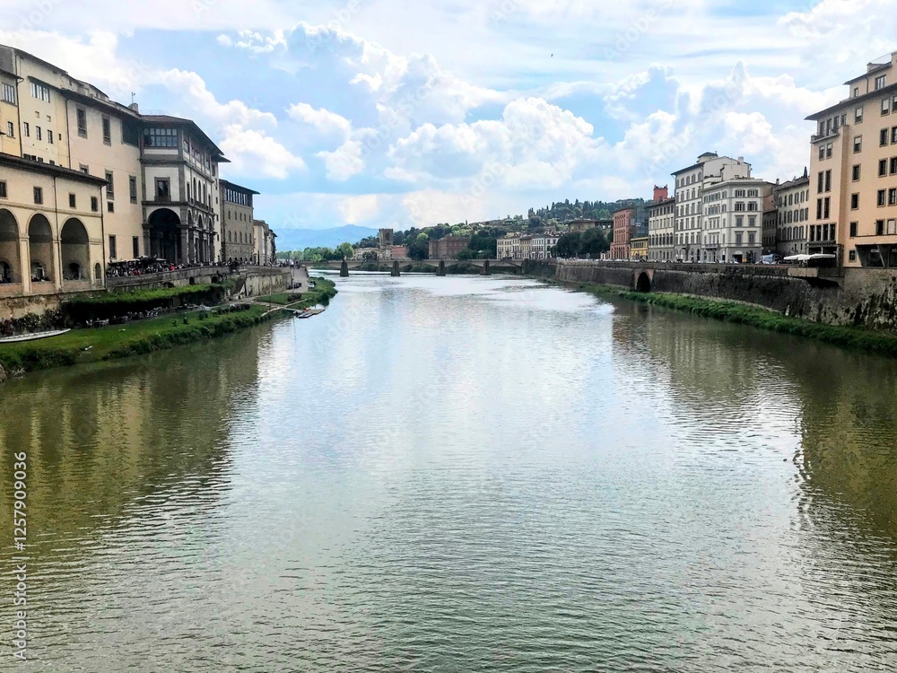 Fototapeta premium Arno River in Florence Italy