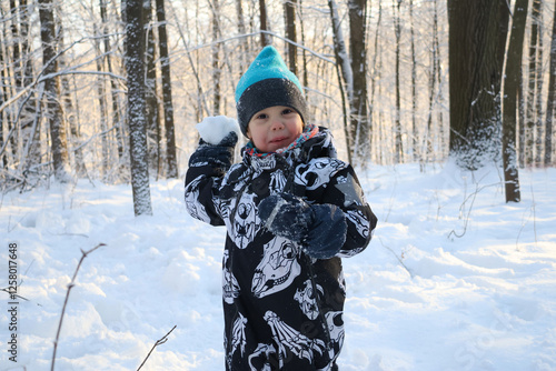 Obraz na płótnie little boy in winter park w salonie