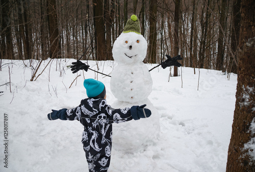 Obraz na płótnie little boy in winter park w salonie