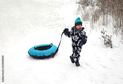 Obraz na płótnie little boy in winter park w salonie