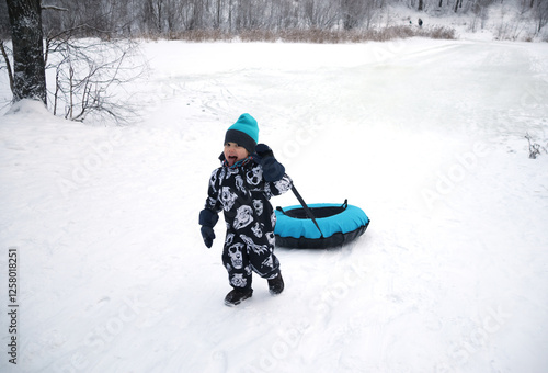 Obraz na płótnie little boy in winter park w salonie
