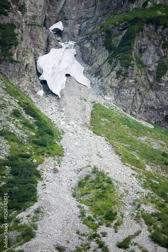 Obraz na płótnie Formation of old snow in gorge on mountains w salonie