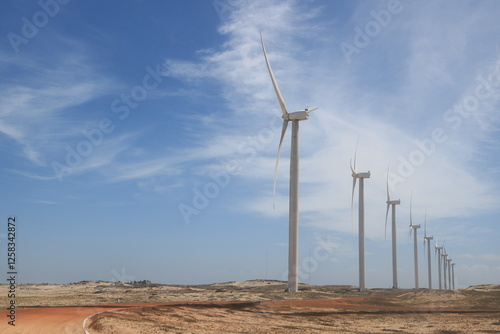 Fileira de cataventos de energia eólica