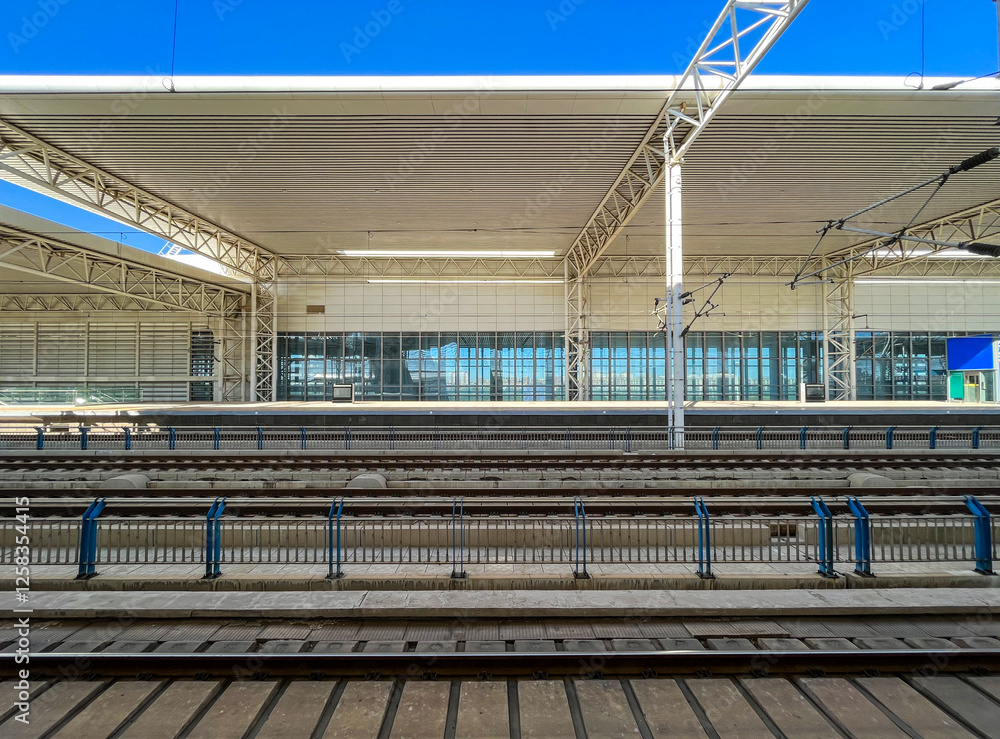 Naklejka premium Empty train station platform