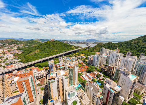 Imagem aérea da praia da Praia da Costa e da 3ª ponte na cidade de Vila Velha no Espírito Santo.