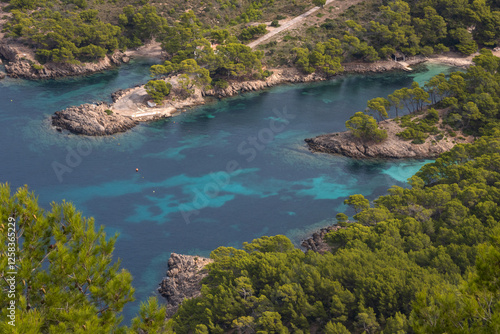 Obraz na płótnie Schöne Bucht an der Alcudia Halbinsel mit bewalderter Felsküste auf der Balearneinsel Mallorca w salonie