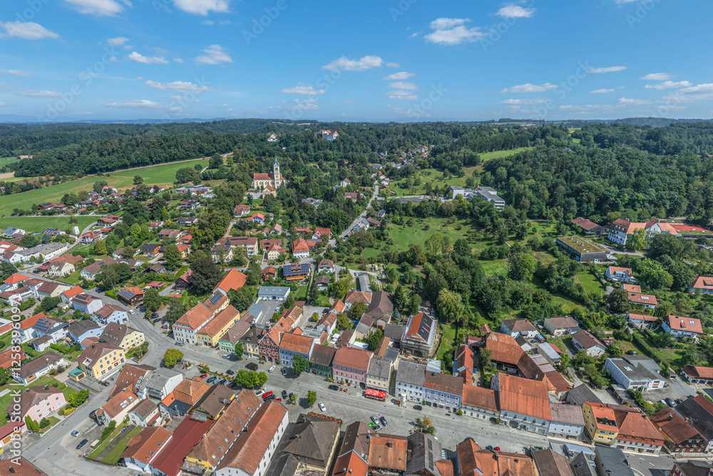 Fototapeta premium Der Erholungsort Ortenburg im Klosterwinkel in Niederbayern aus der Luft