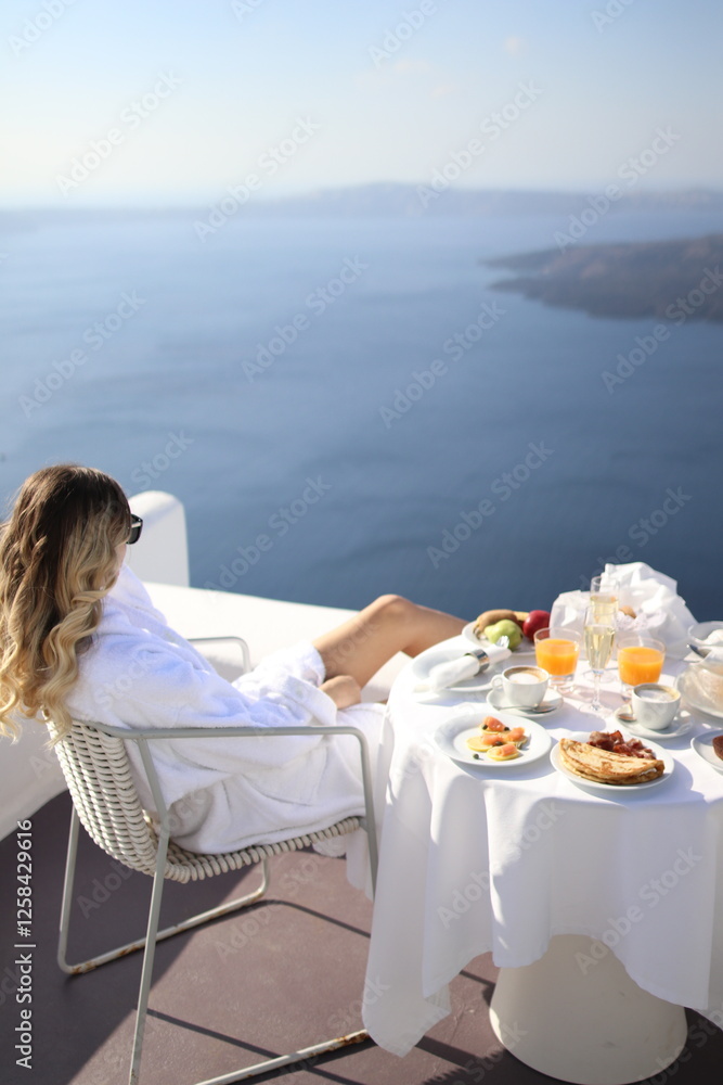 Obraz premium Blonde girl in Santorini Greece