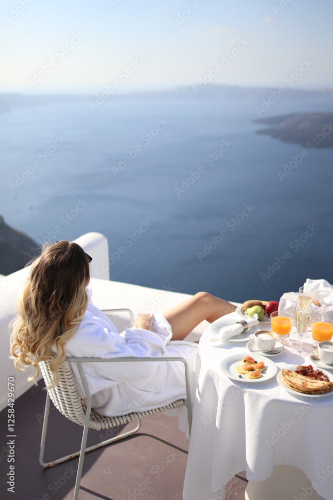 Obraz premium Blonde girl in Santorini Greece