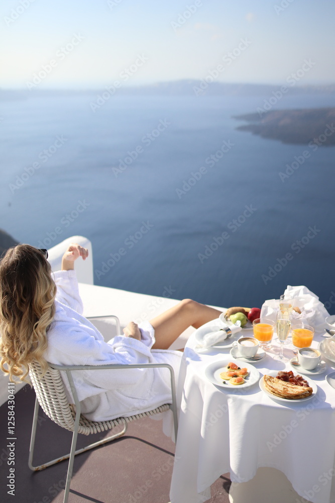 Obraz premium Blonde girl in Santorini Greece