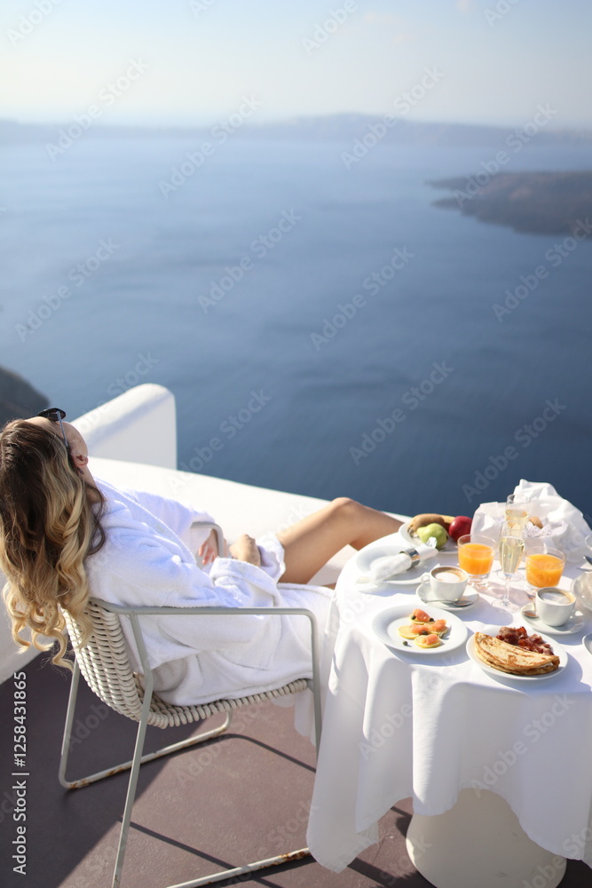 Obraz premium Blonde girl in Santorini Greece