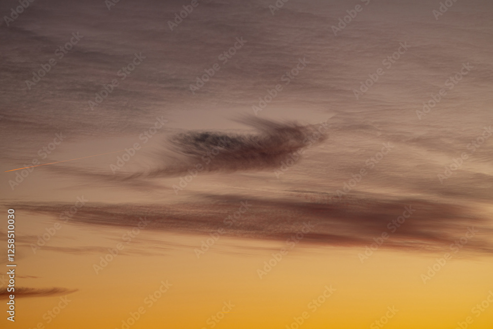 Zauberhafter Abendhimmel mit Wolken und Farbenspiel