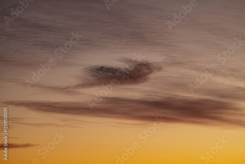 Obraz na płótnie Zauberhafter Abendhimmel mit Wolken und Farbenspiel w salonie