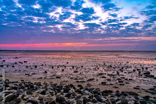 Abendrot mit dramatischem Wolkenhimmel über der Nordsee