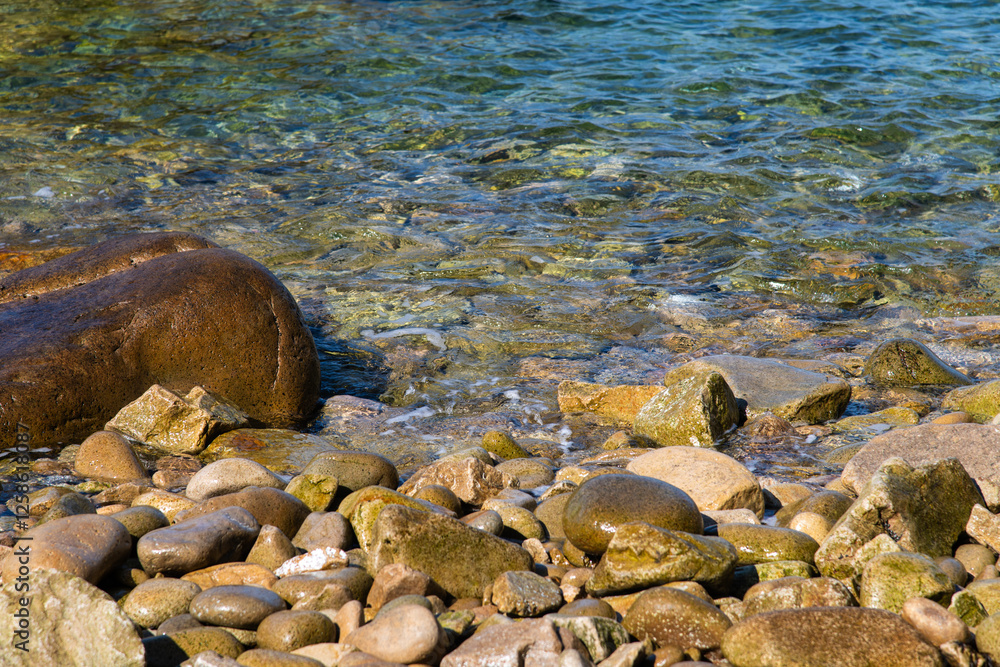 Obraz premium pebble beach and wave