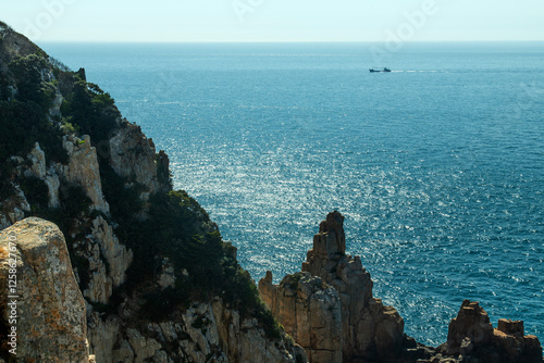 Obraz na płótnie high-angle view of the cliff and sea w salonie