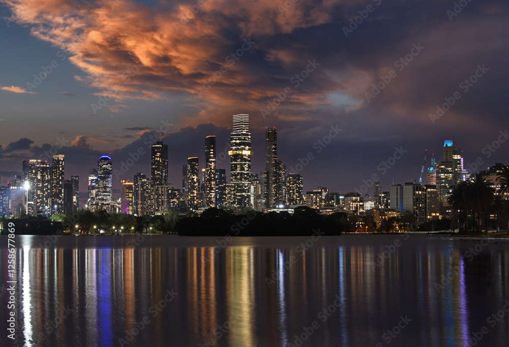Fototapeta premium stunning Melbourne skyline while sunset reflected in the Albert Park Lake, Melbourne, Australia