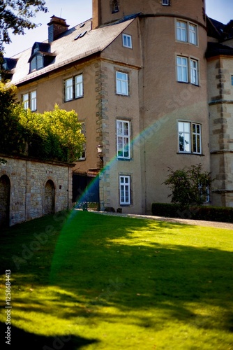 Schönes Schloss an einem sonnigen Tag