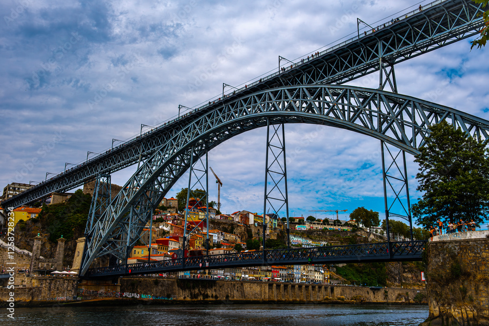 Obraz premium Close-up shot of the big bridge in Porto in clear weather