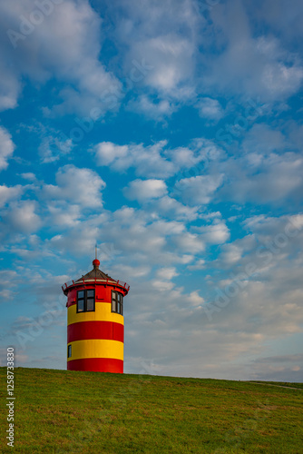 Der Pilsumer Leuchtturm vor Kumuluswolken