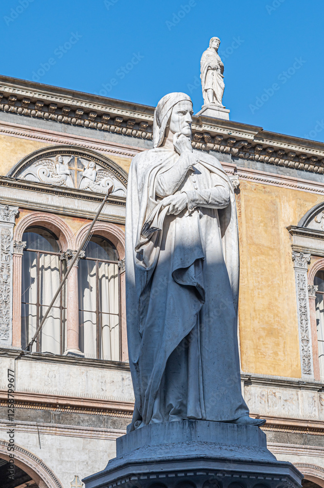 Obraz premium Statua di Dante Alighieri Verona Italy