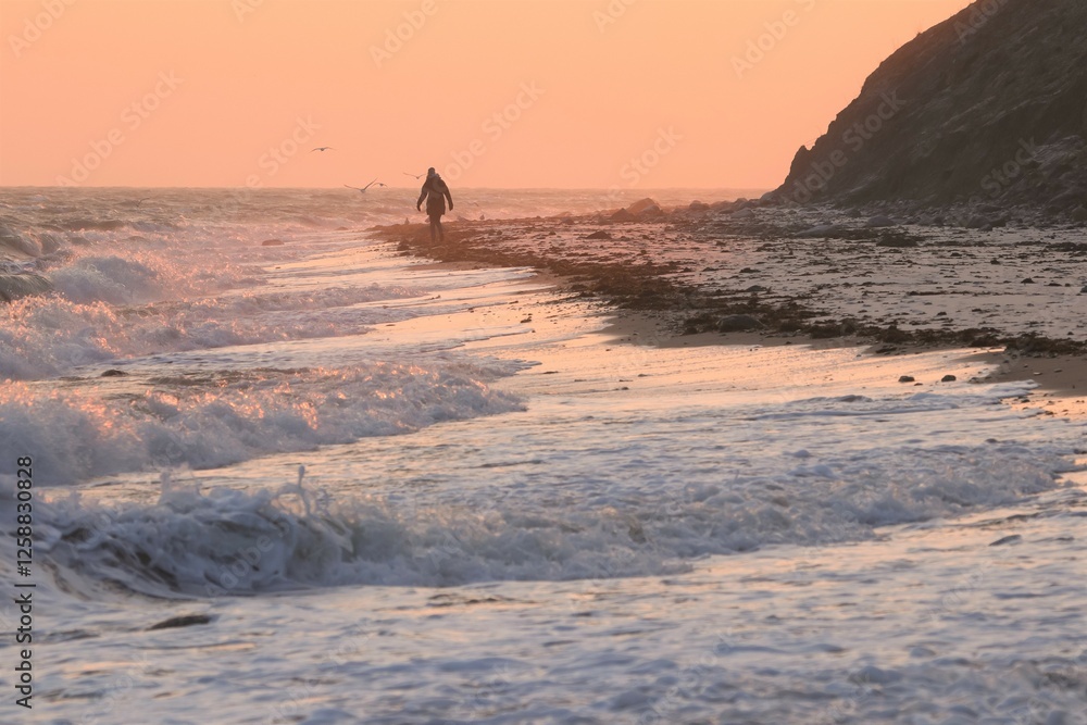 Strandspaziergang mit Wellen an der Ostsee Steilküste.