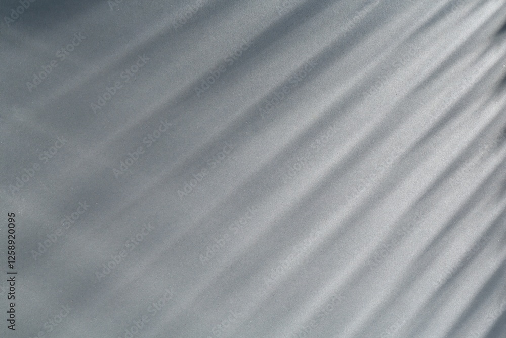 Obraz premium Light and shadows falling on grey background