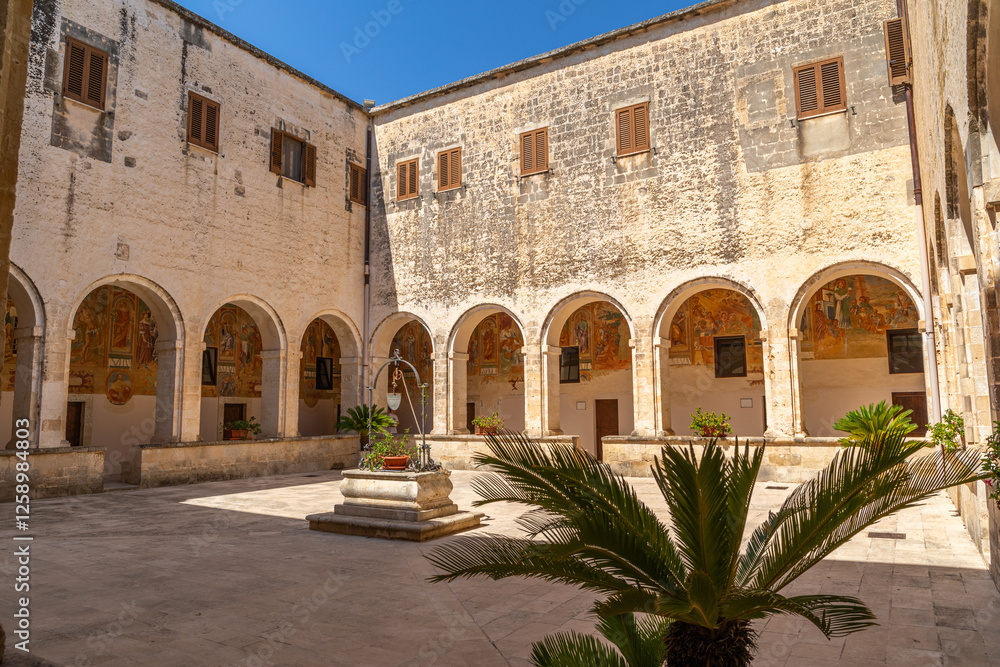 Obraz premium Cloître de la Basilica di Santa Caterina d'Alessandria, à Galatina, dans les Pouilles, Italie