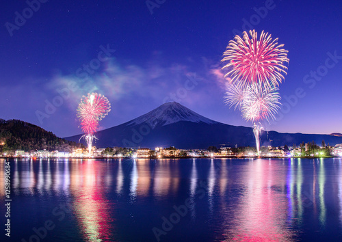 河口湖から富士山と花火