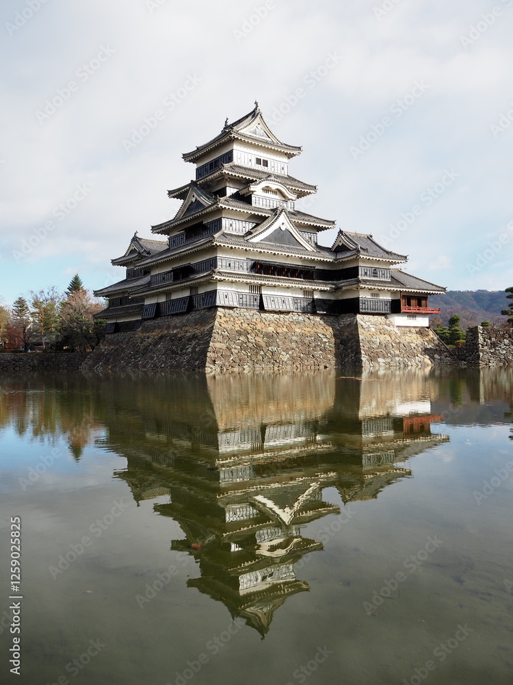 Fototapeta premium Historic Matsumoto Castle: One of Japan's Most Beautiful Original Feudal Fortresses