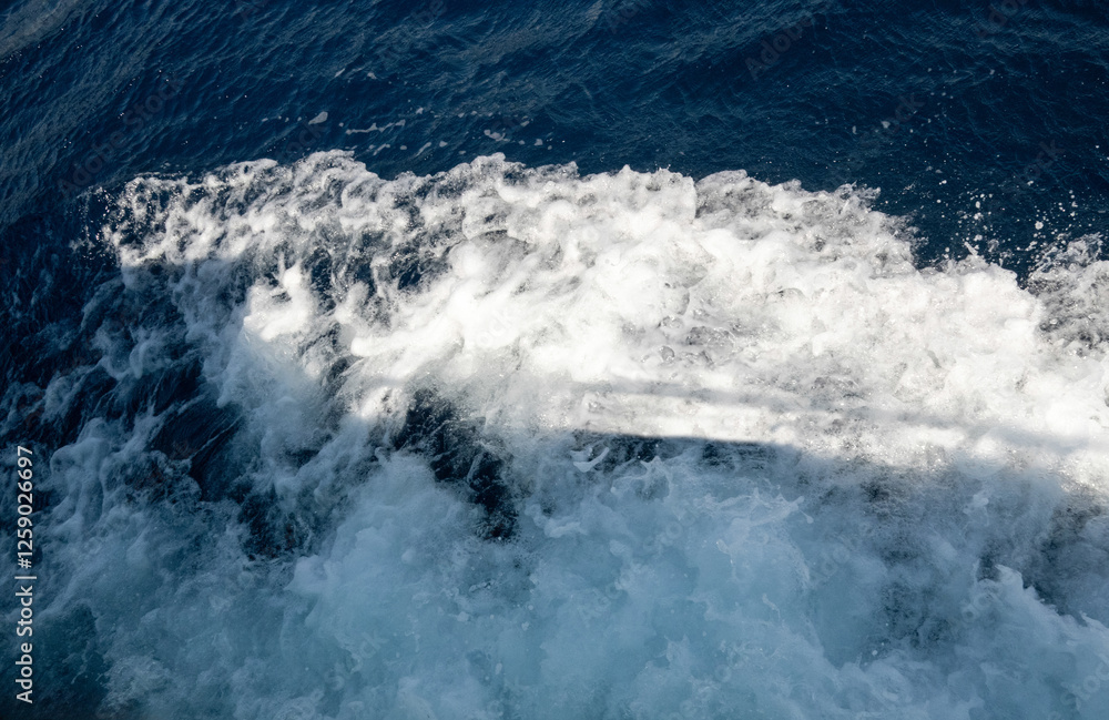 Écume produite par le passage du bateau sur la mer Écume produite par le passage du bateau sur la mer