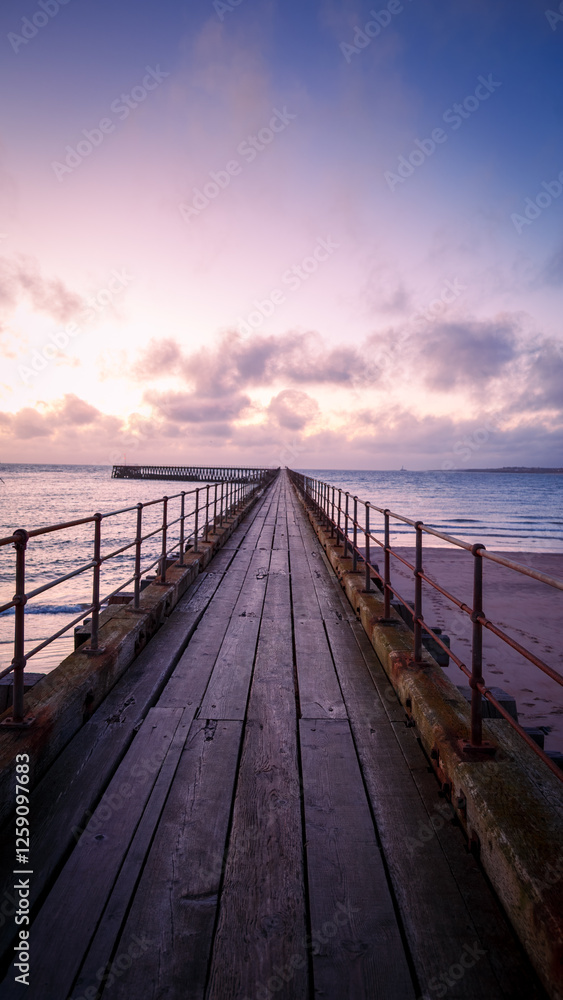 Fototapeta premium West Pier, Blyth Northumberland, sunrise