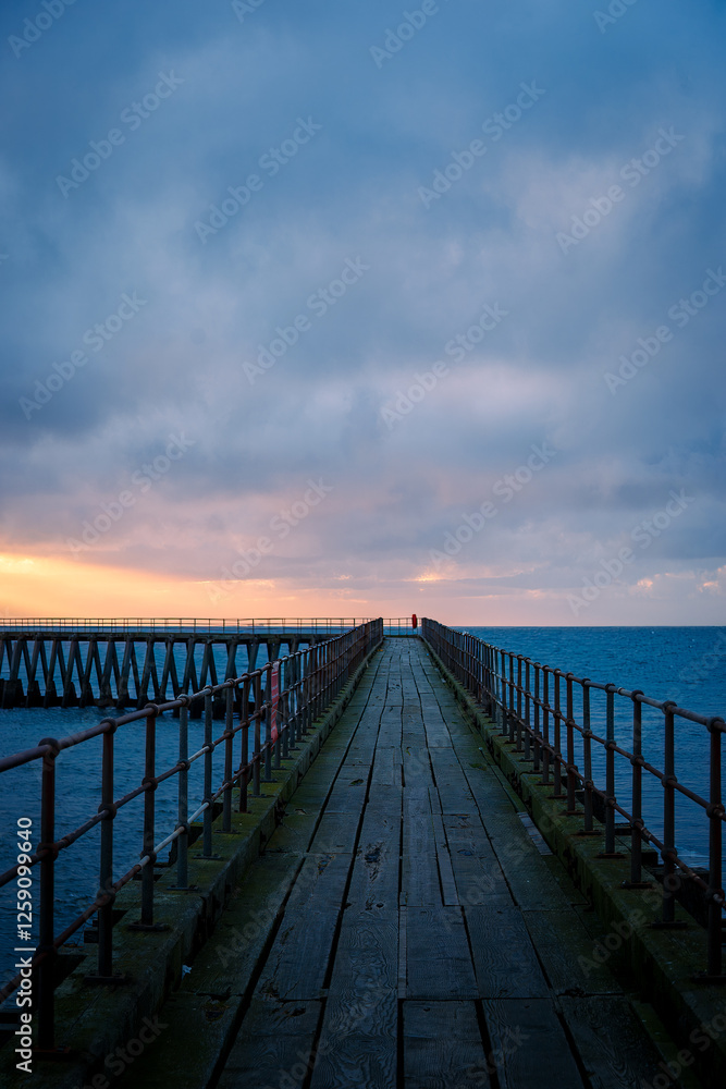 Fototapeta premium West Pier, Blyth Northumberland, sunrise