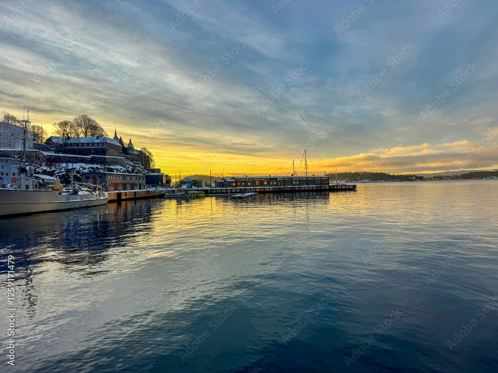 Obraz premium Sunset over the Oslo harbor