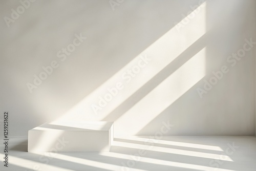 Espaço minimalista com luz natural projetando sombras dramáticas, apresentando um pódio simples e elementos decorativos sutis, criado com IA generativa