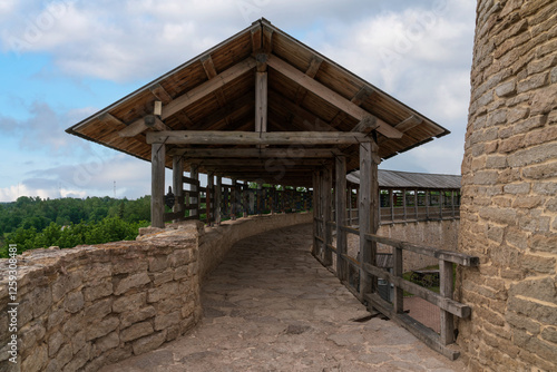 Fotografía View of the gallery of the Izborsk fortress Wall on a sunny summer day, Izborsk,