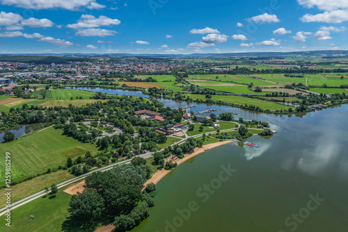 Ausblick auf die Landschaft am Seezentrum Schlungenhof am Altmühlsee in Mittelfranken