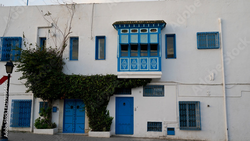 Il caratteristico villaggio di Sidi Bousaid si trova vicino a Cartagine e si distingue per i colori bianco e azzurro delle sue case. Cartagine, Tunisia, Africa del Nord photo