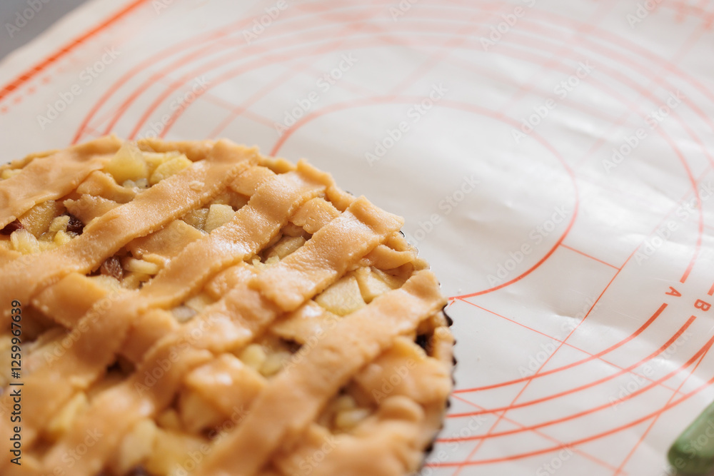 dettagli della preparazione di una crostata di mele