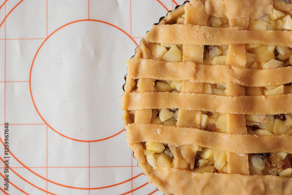 dettagli della preparazione di una crostata di mele