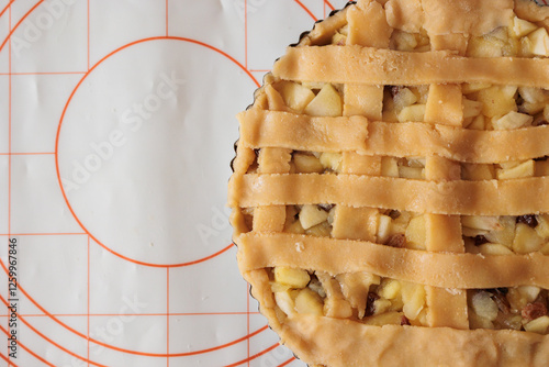 Obraz na płótnie dettagli della preparazione di una crostata di mele w salonie