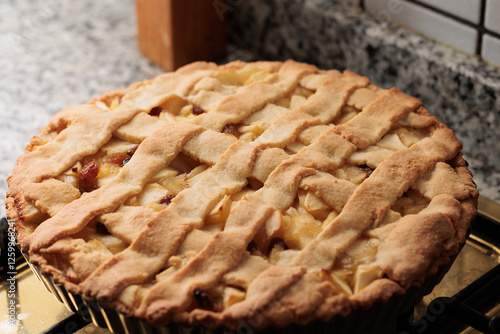 Obraz na płótnie dettaglio di una crostata di mele fatta in casa, cotta nel forno w salonie