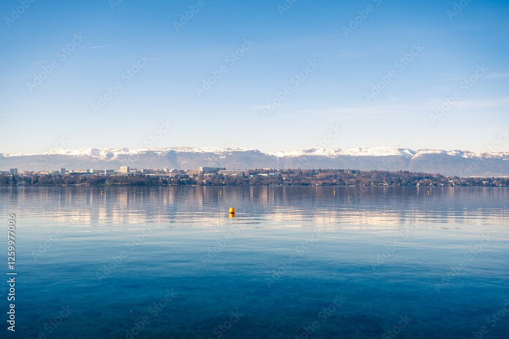 Fototapeta premium Douce quiétude au bord du lac Léman, sous le soleil de Genève
