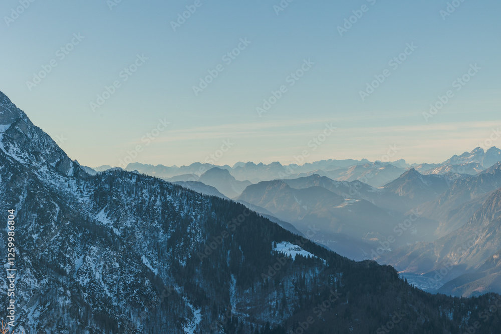 ampia panoramica in alta quota su di un vasto ambiente di montagna innevato, nel Friuli Venezia Giulia nord-orientale, di giorno, con cielo sereno, in inverno