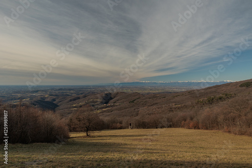 panoramica con vista su un ambiente naturale tra le alte colline della Slovenia occidentale e la vasta pianura dell'Italia nord-orientale, di giorno, in inverno