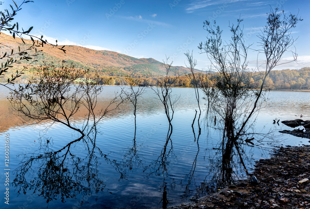 Embalse de Los Morales en la Sierra de Gredos. Embalse de Los Morales en la Sierra de Gredos.