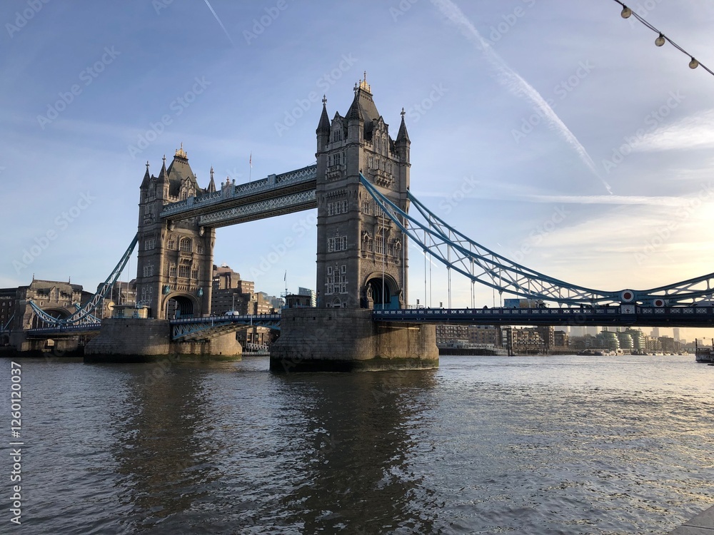 Obraz premium Side View of Tower Bridge – Iconic London Landmark