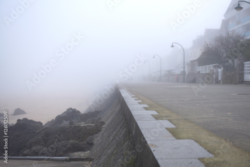 Saint-Malo en hiver, plage du Sillon dans le brouillard photo